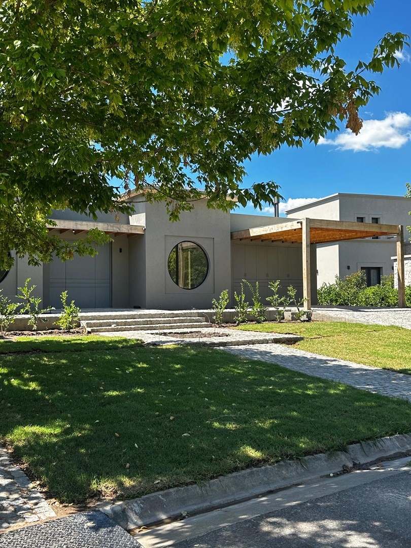 Brand new five-bedroom house for rent in Pilara