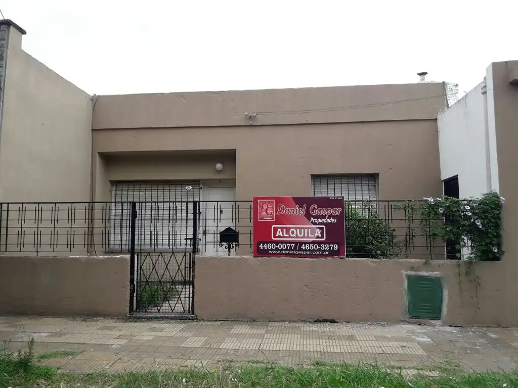 Casa 2 dormitorios, patio y cochera