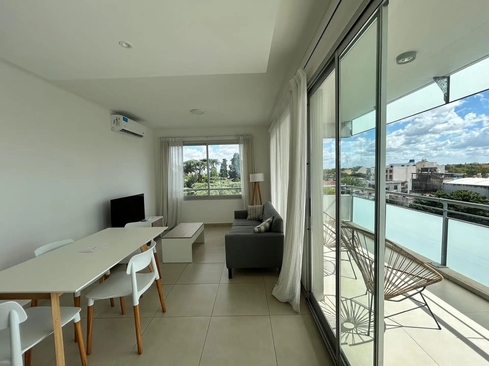 Apartamento de dois ambientes com 1 suíte e varanda em Vicente López