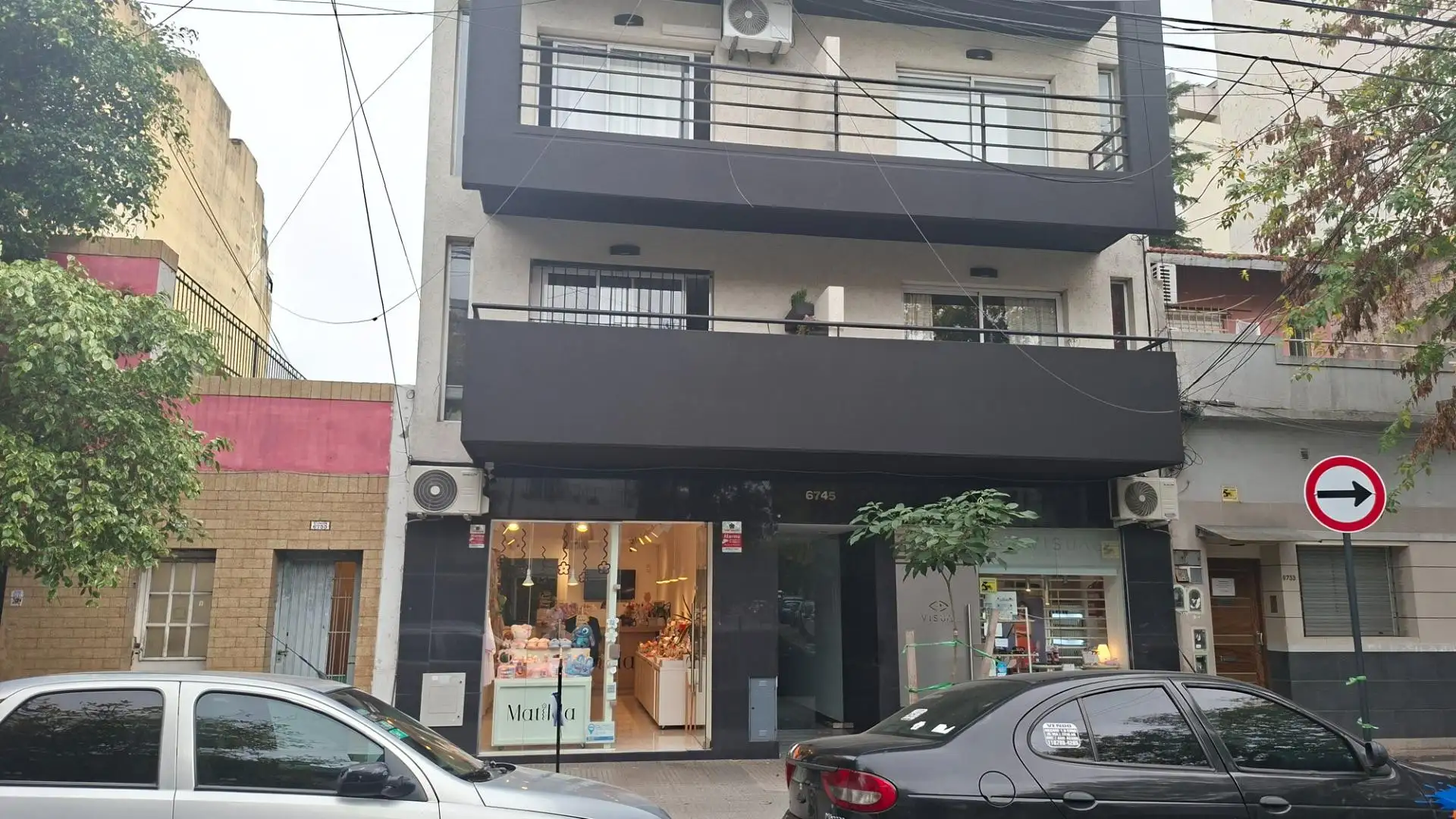 Apartamento de dois ambientes com varanda de frente em Liniers