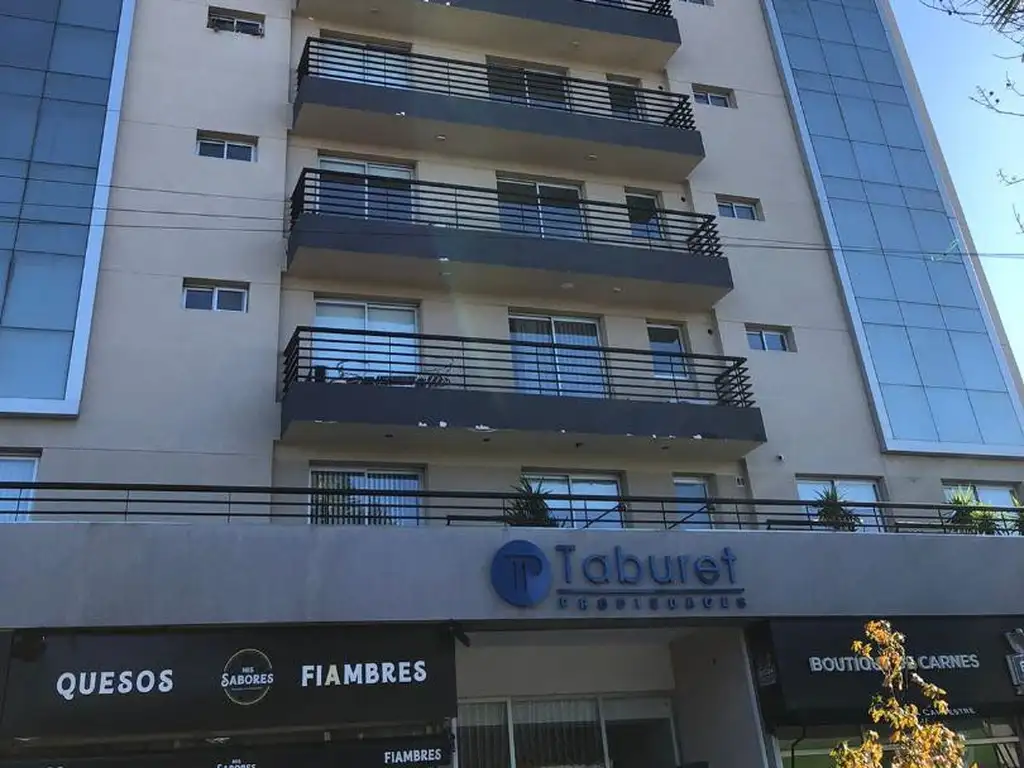 Quinto piso, balcón y pileta