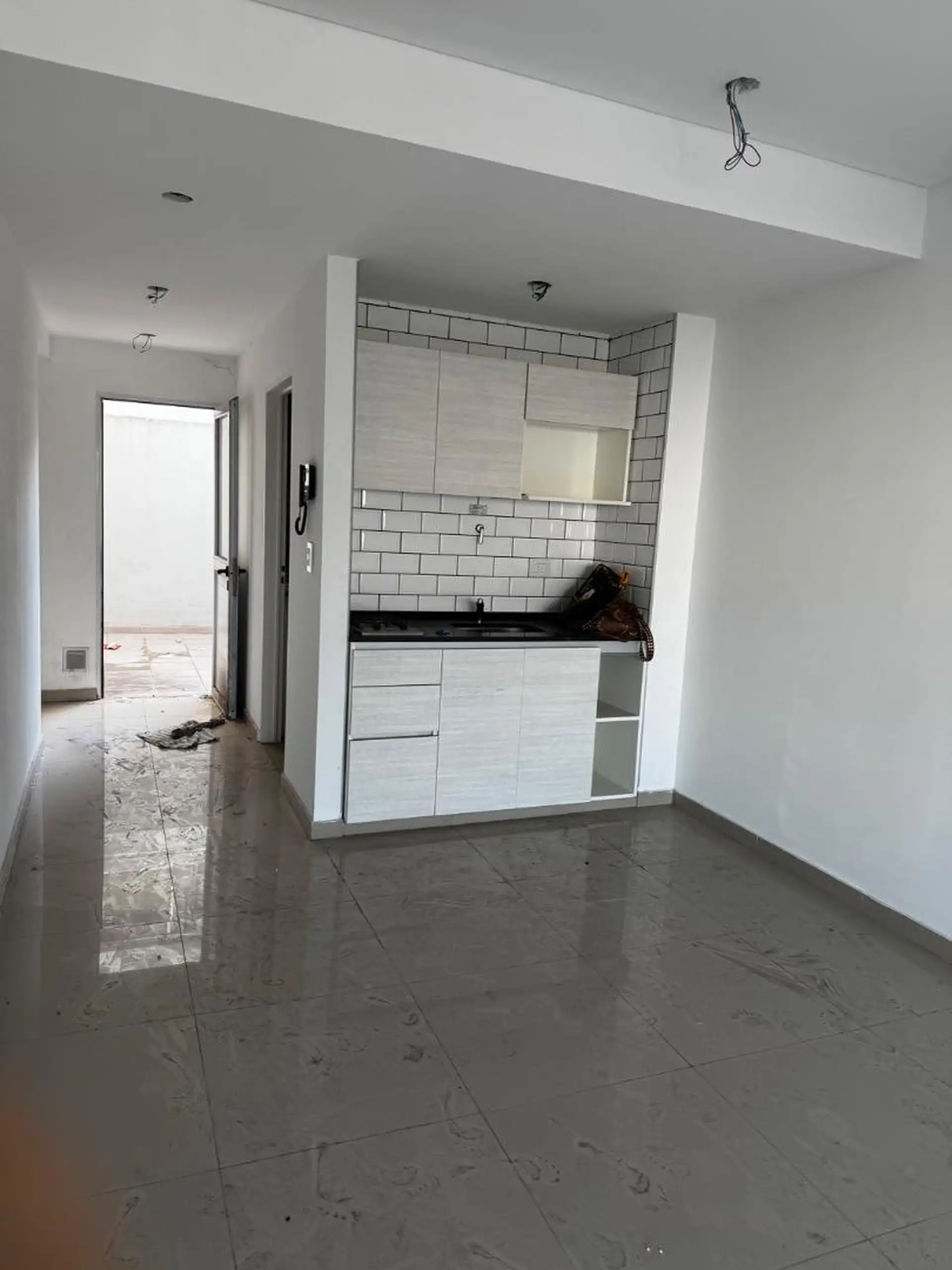 Monoambiente a estrenar con balcón y patio en Flores