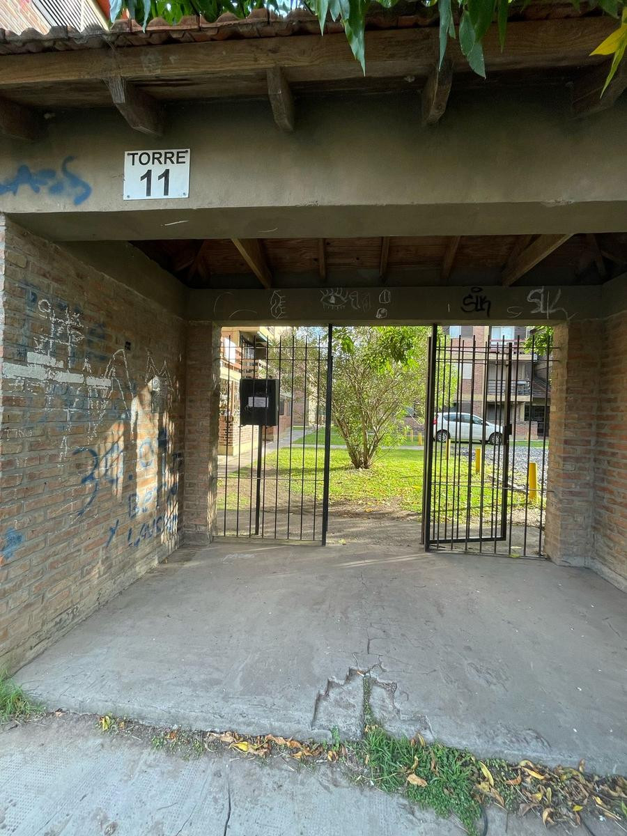 Two-bedroom ground-floor apartment at the back of a block in Tolosa