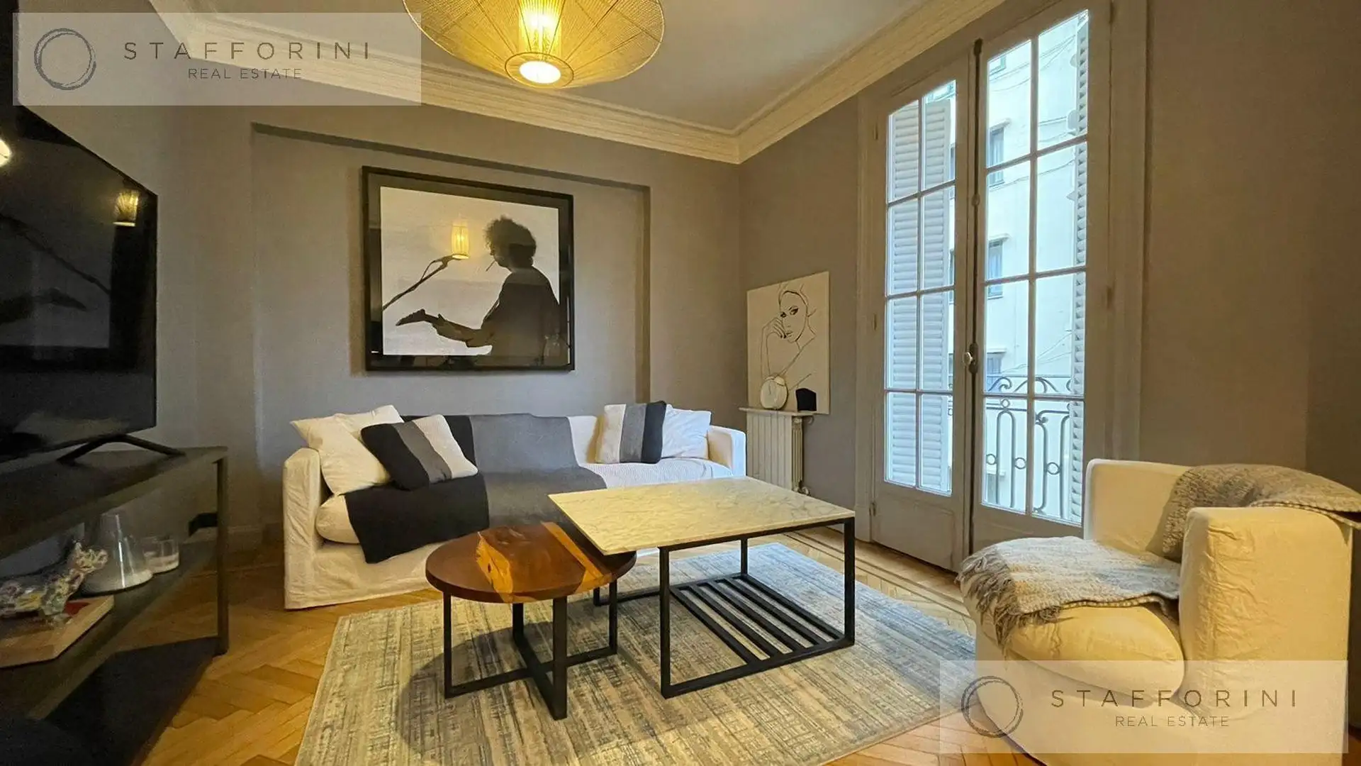 Apartamento de três ambientes reformado em Retiro