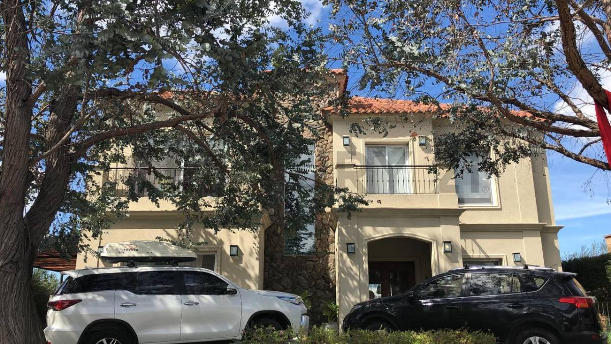 Five-bedroom house with river access in Tigre