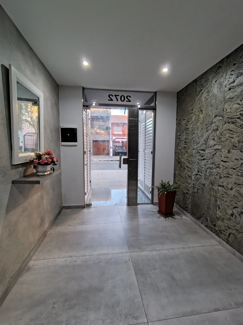 Departamento monoambiente con patio en Villa General Mitre