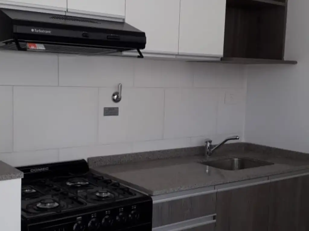 Monoambiente con balcón corrido