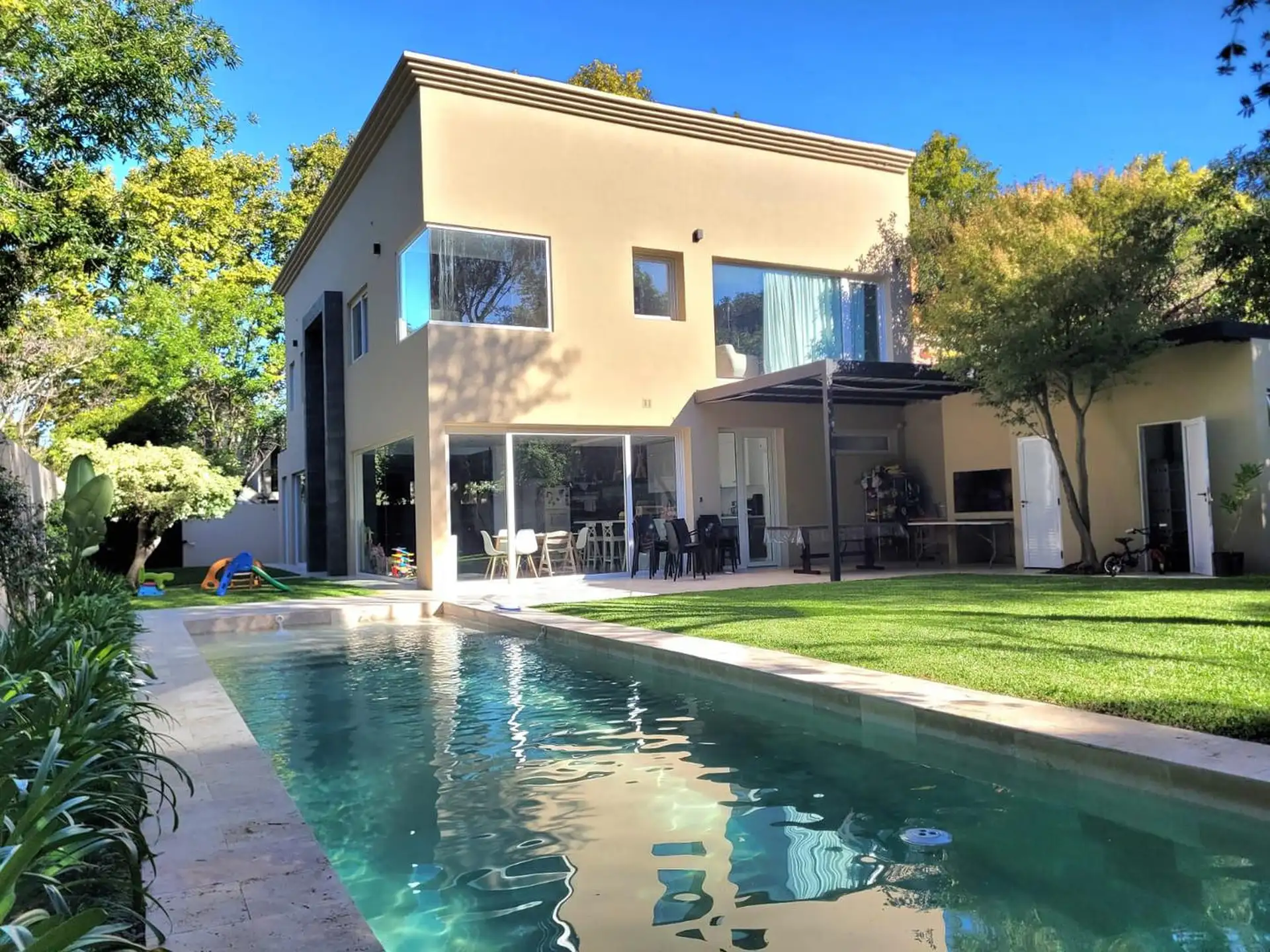 Аренда дома на двух этажах в Acassuso