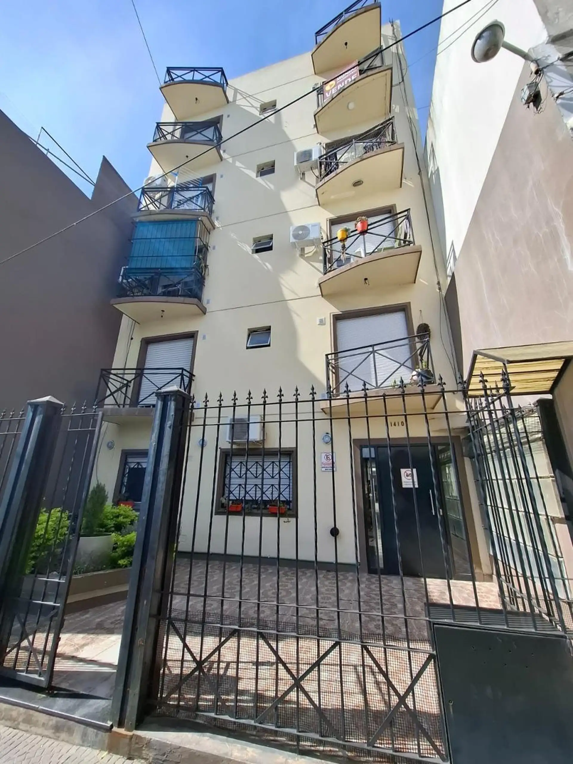 Departamento de 3 ambientes con balcón al frente en Santos Lugares