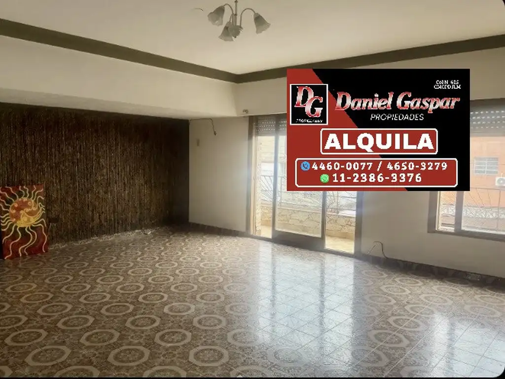 4 ambientes con balcón y terraza