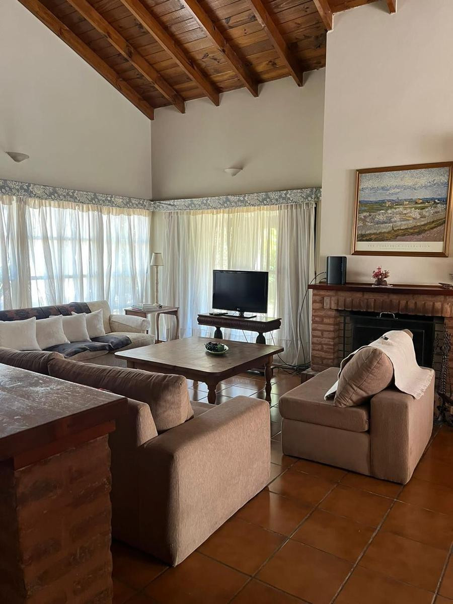 Four-bedroom house in Los Cardales Country Club, Campana