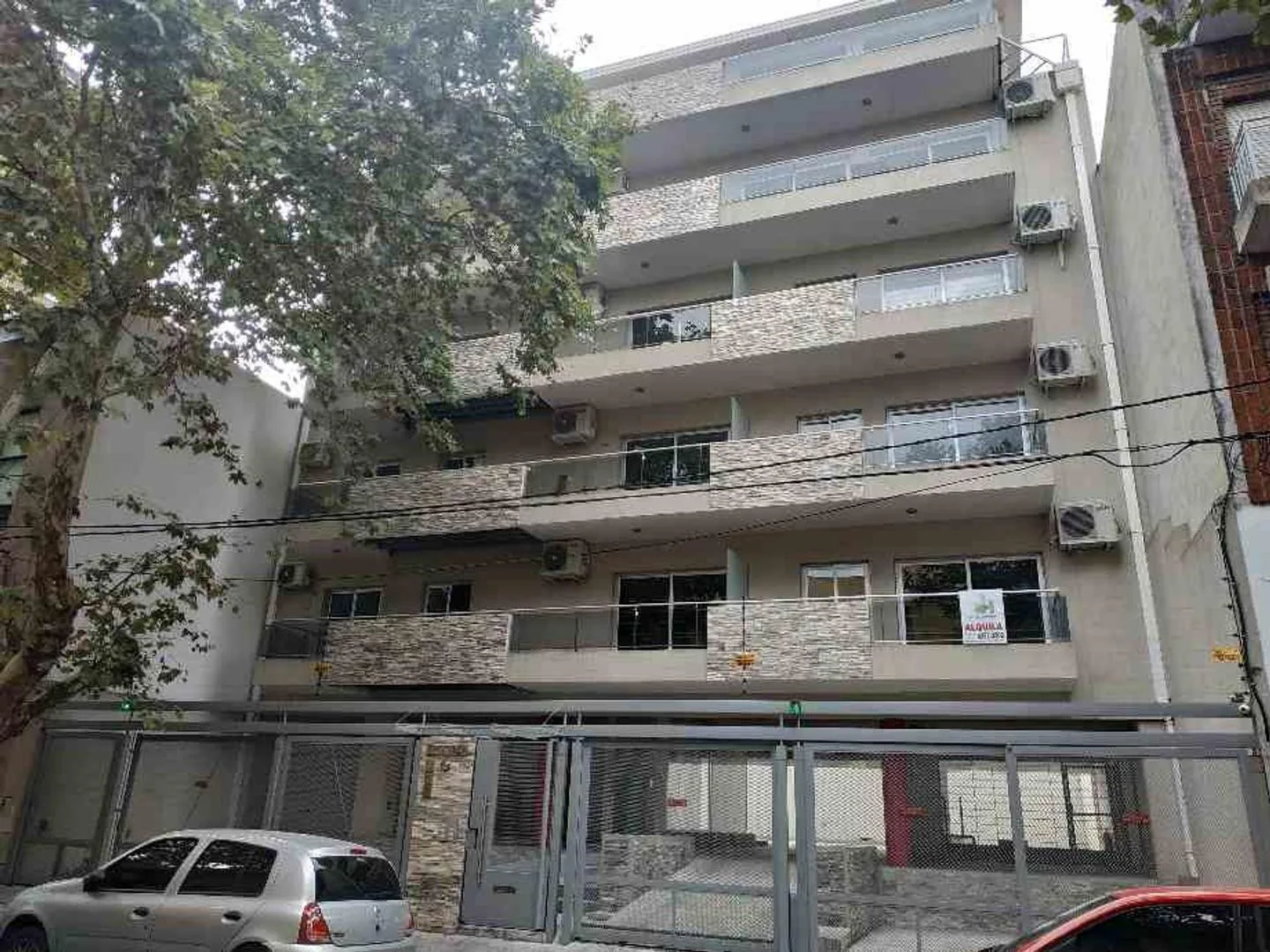 Two-room apartment with covered parking in Quilmes