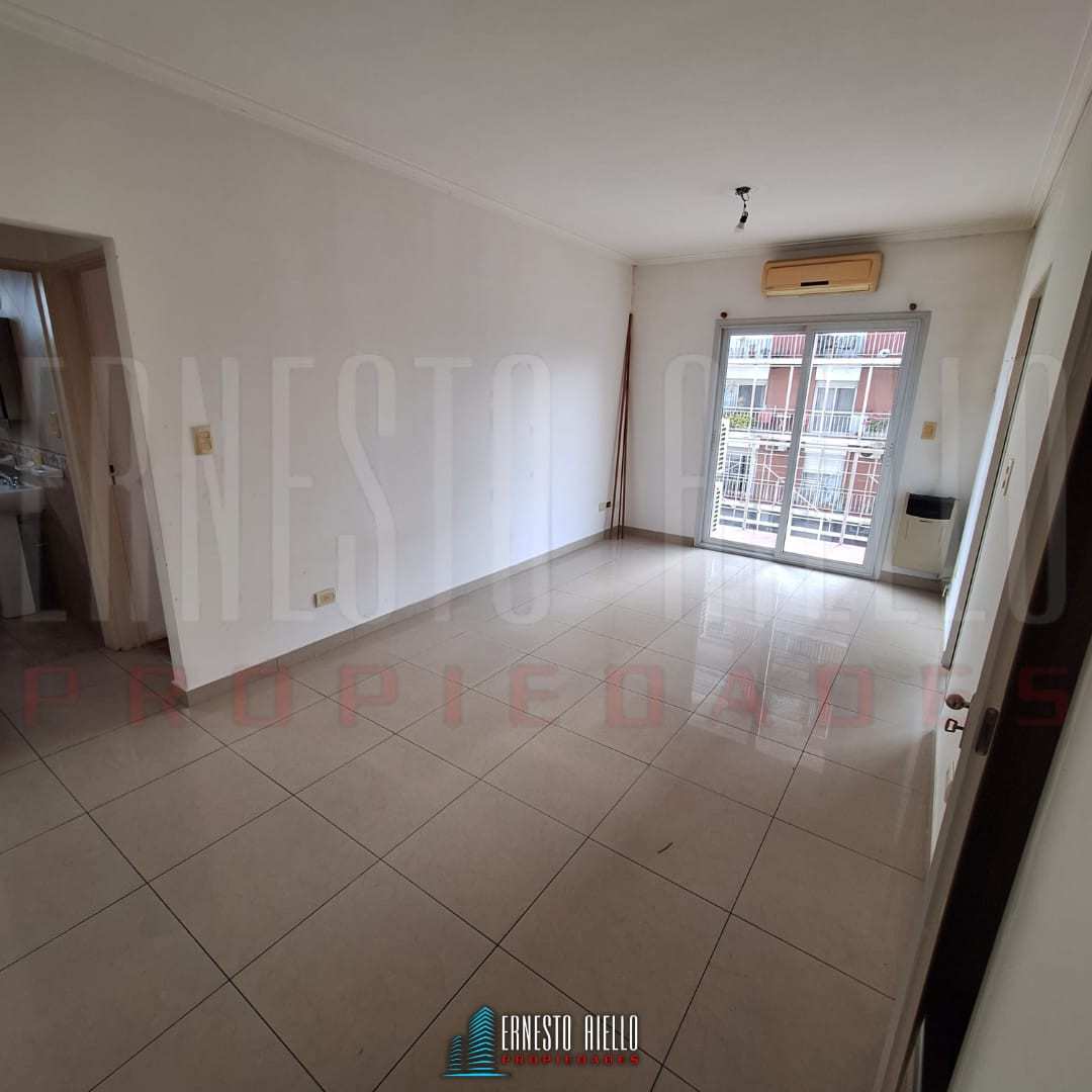 Двухкомнатная квартира с парковочным местом, кладовой и балконом в Quilmes Centro