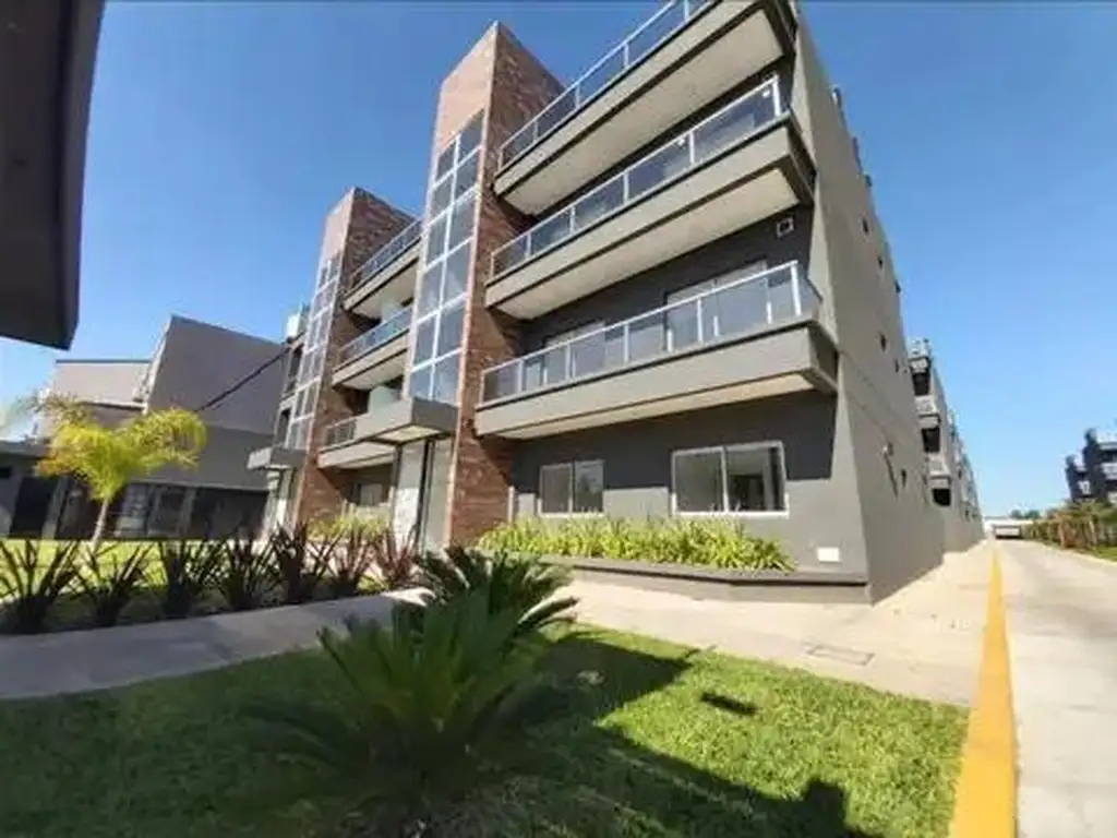 1 dormitorio con patio y parrilla