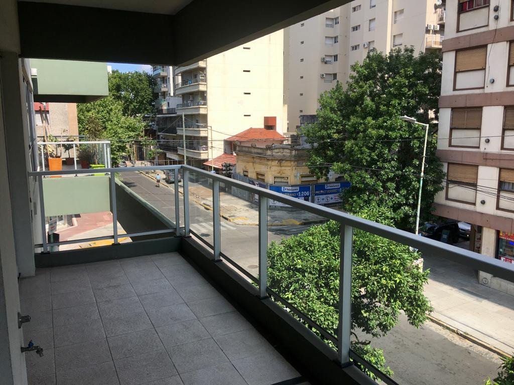 Front-facing one-bedroom apartment with parking in Lomas de Zamora