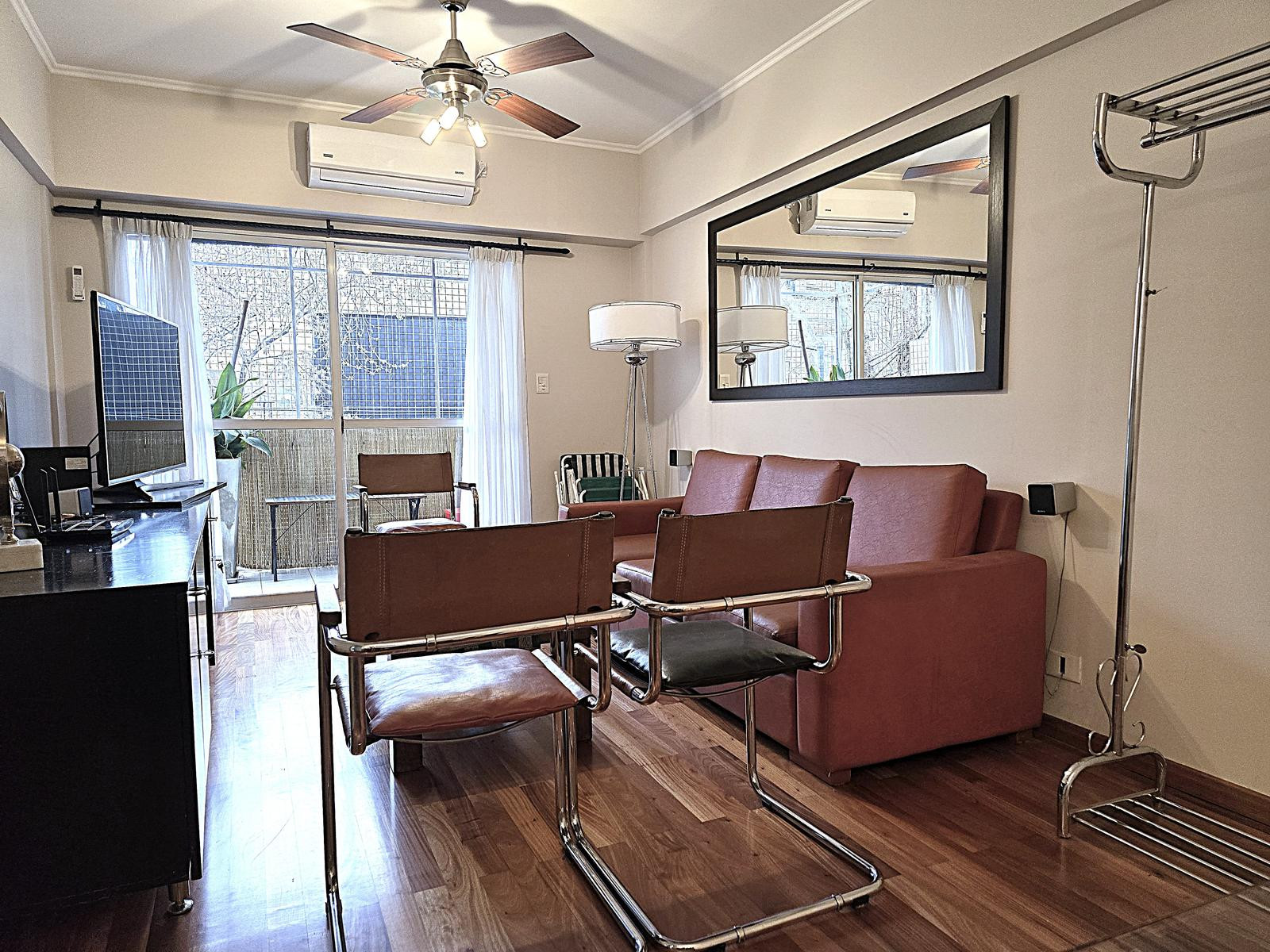 Apartamento de 2 dormitórios de frente com varanda em Palermo