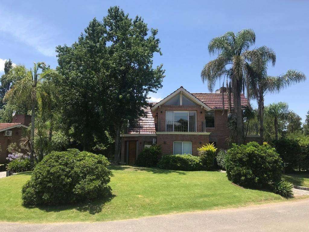 Casa de 4 dormitorios en El Bosque, Campana