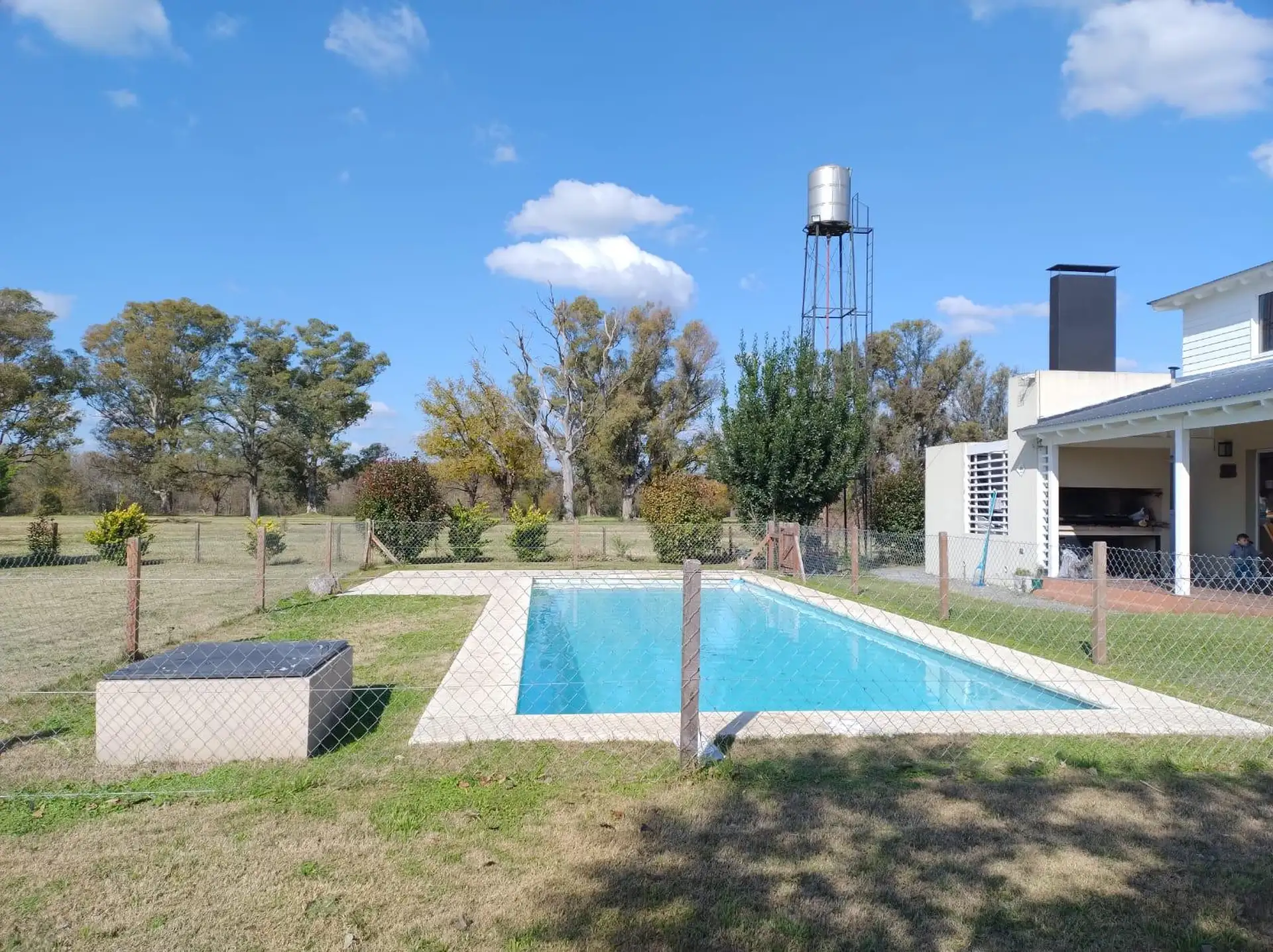 Casa en alquiler temporario con 4 dormitorios en La Elina (Luján)