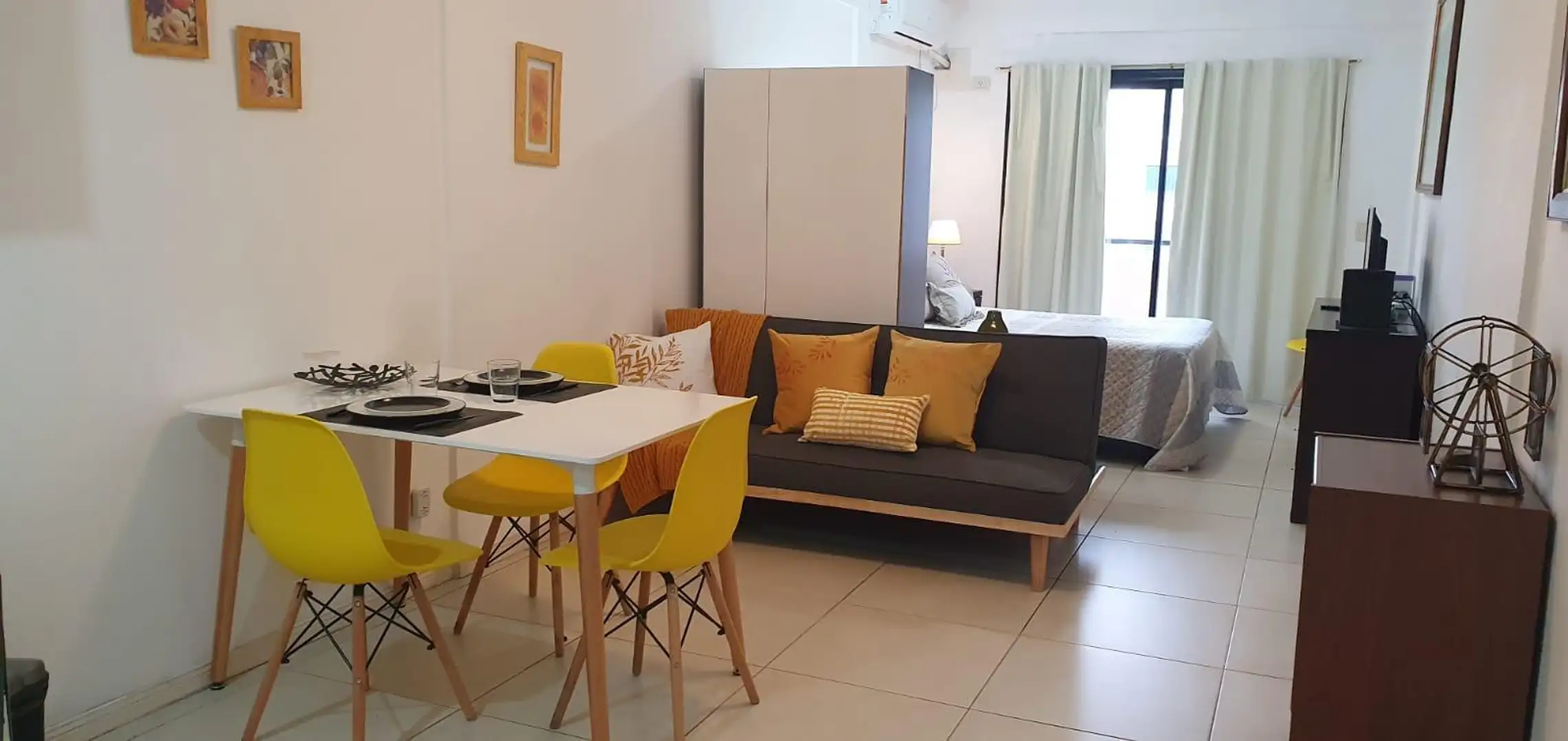 Kitnet de frente com varanda em Monserrat