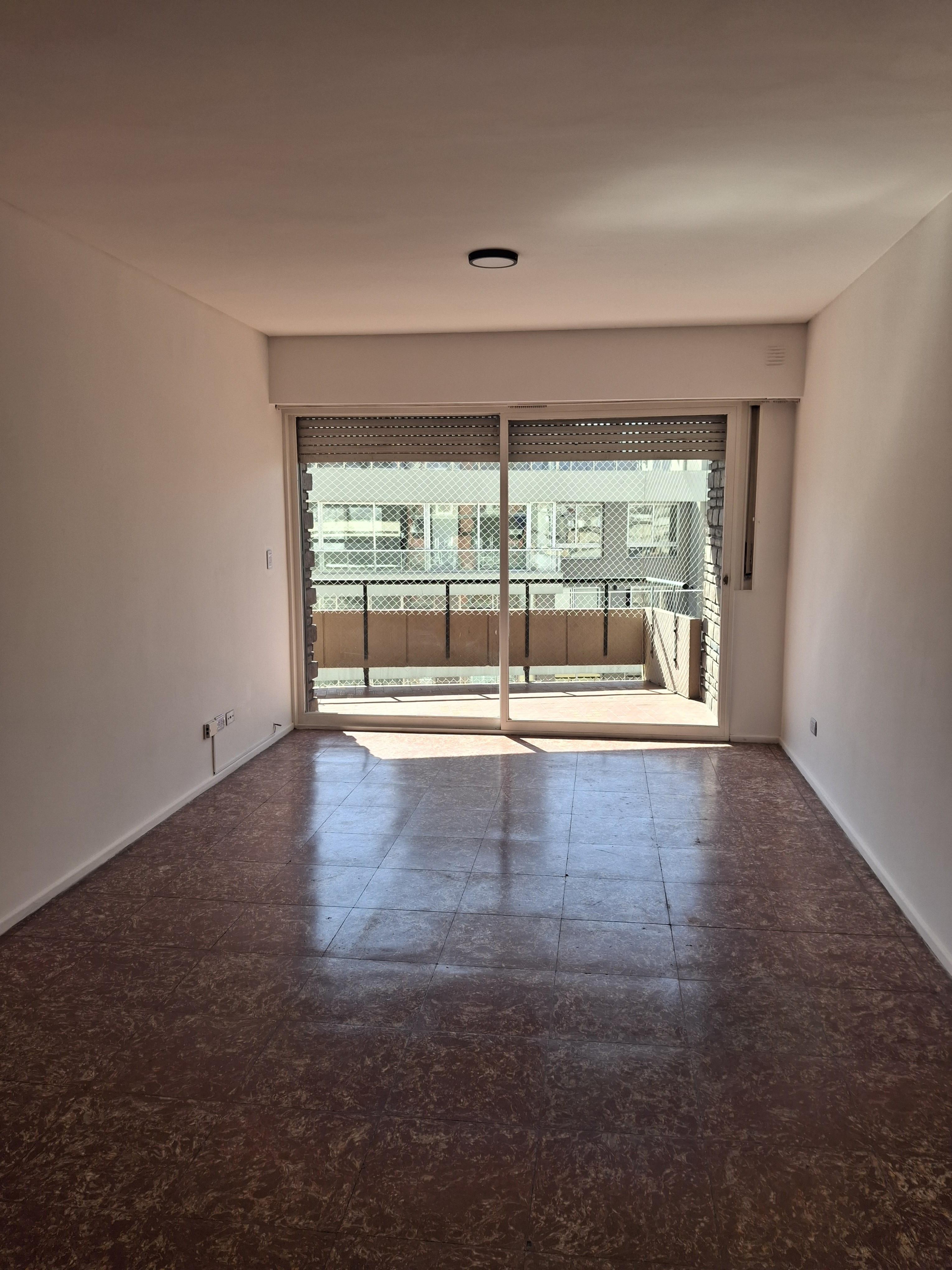 Three-room apartment with balcony in Recoleta