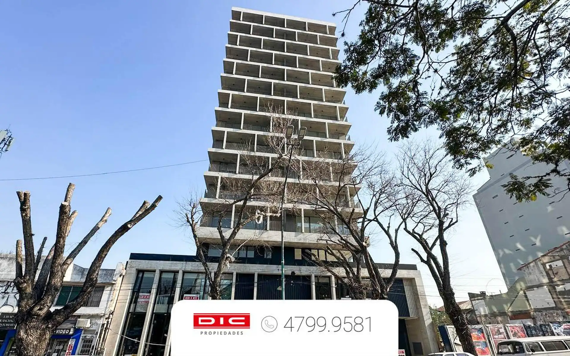 Departamento de 2 ambientes en Vicente López con balcón y cochera