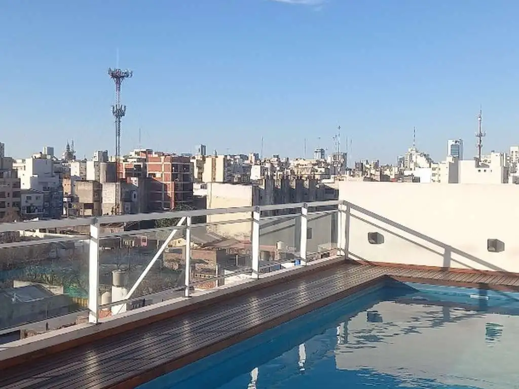 1 ambiente con balcón y pileta