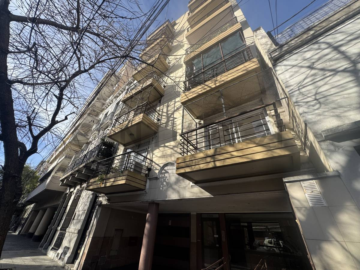 Kitnet de 1 dormitório em Balvanera com varanda