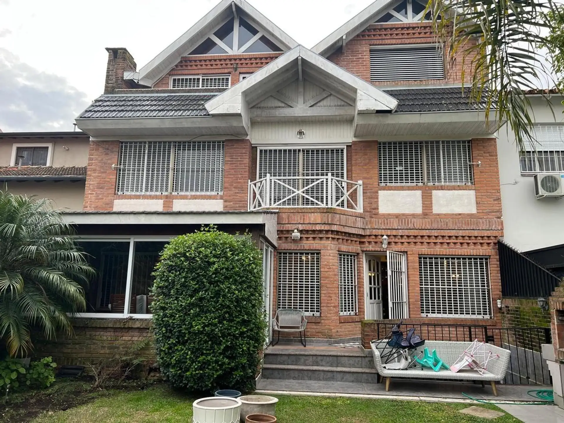 Chalet con 5 dormitorios en alquiler en Vicente López