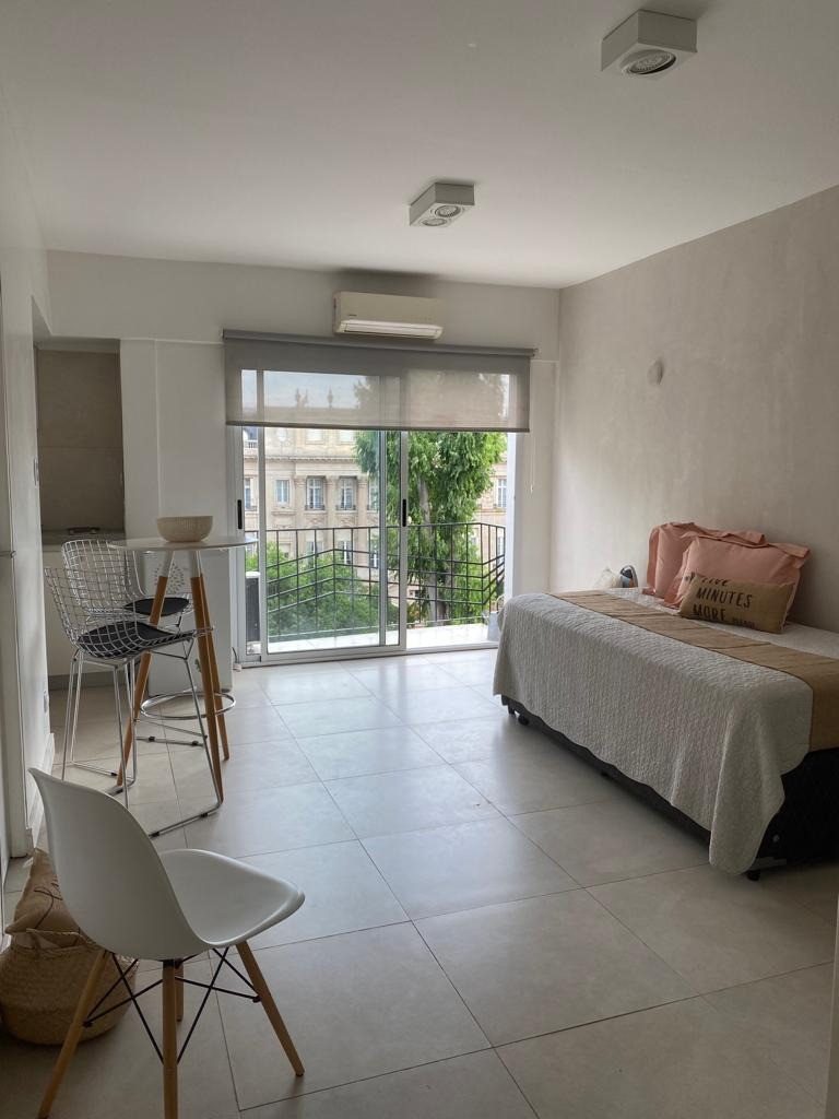 Kitnet mobiliada em Palermo Chico com varanda de fundos