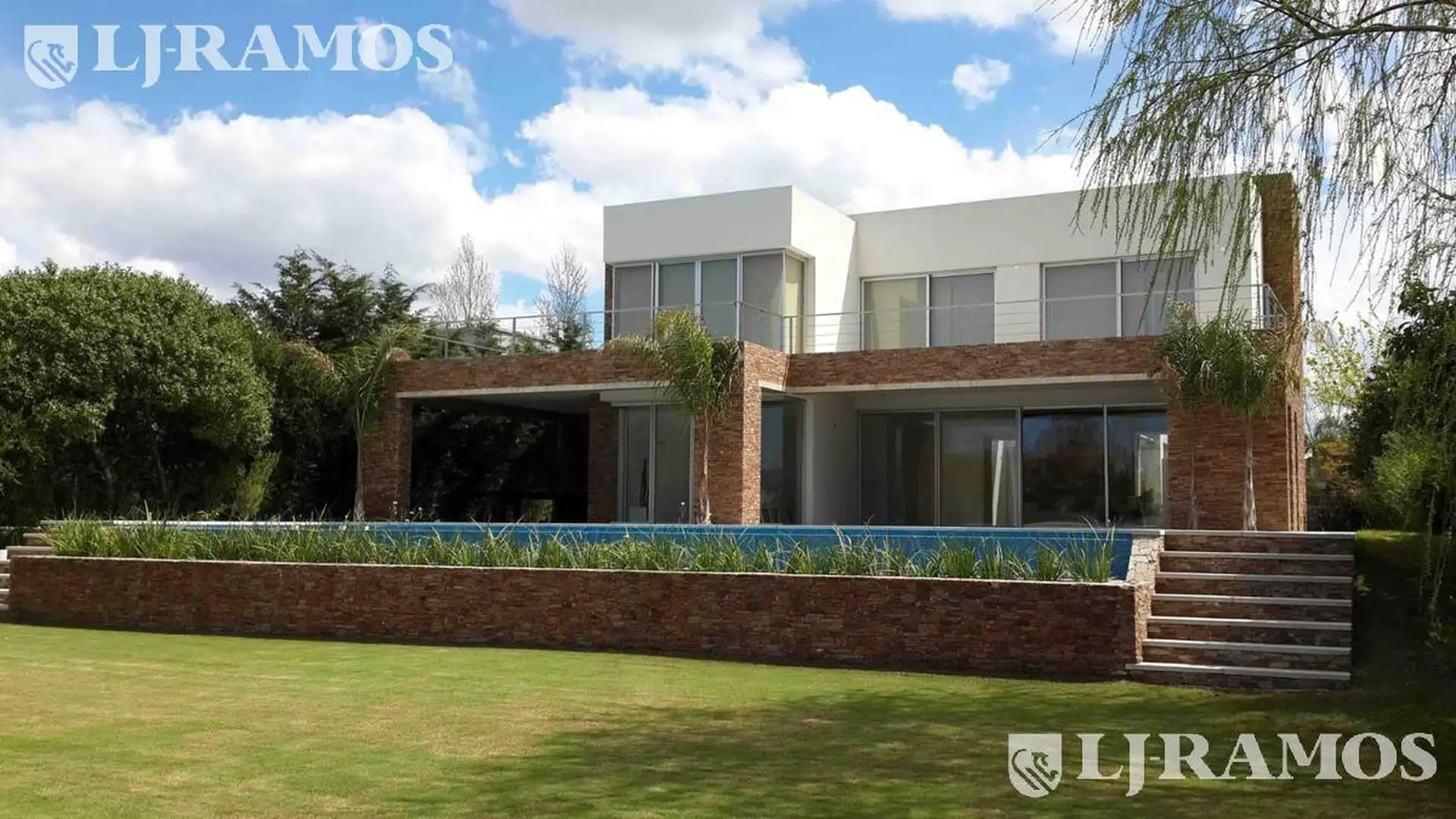 Four-bedroom house on the lagoon in Tigre