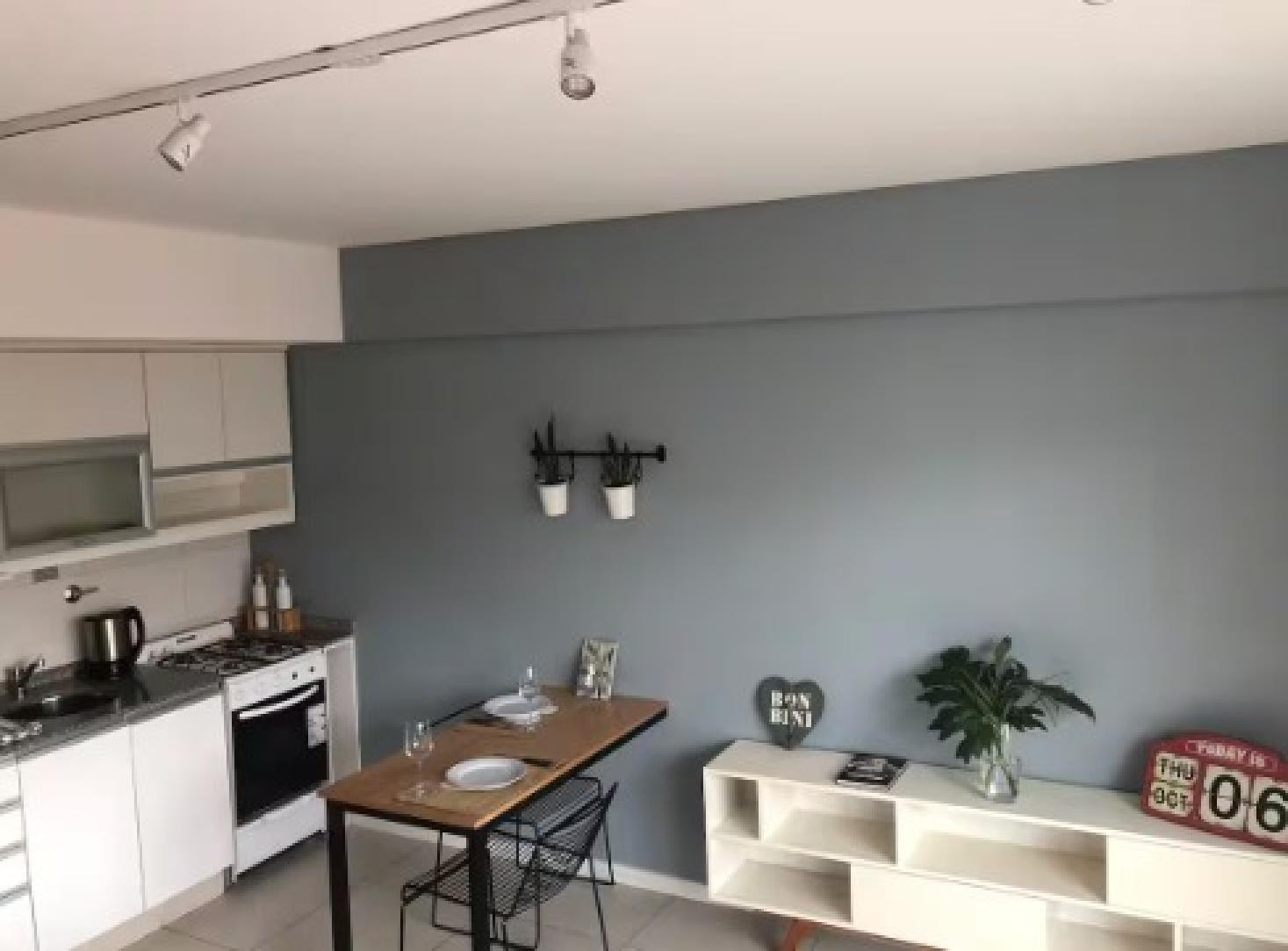 Kitnet de 35 m² em Chacarita, com varanda e frente para a rua