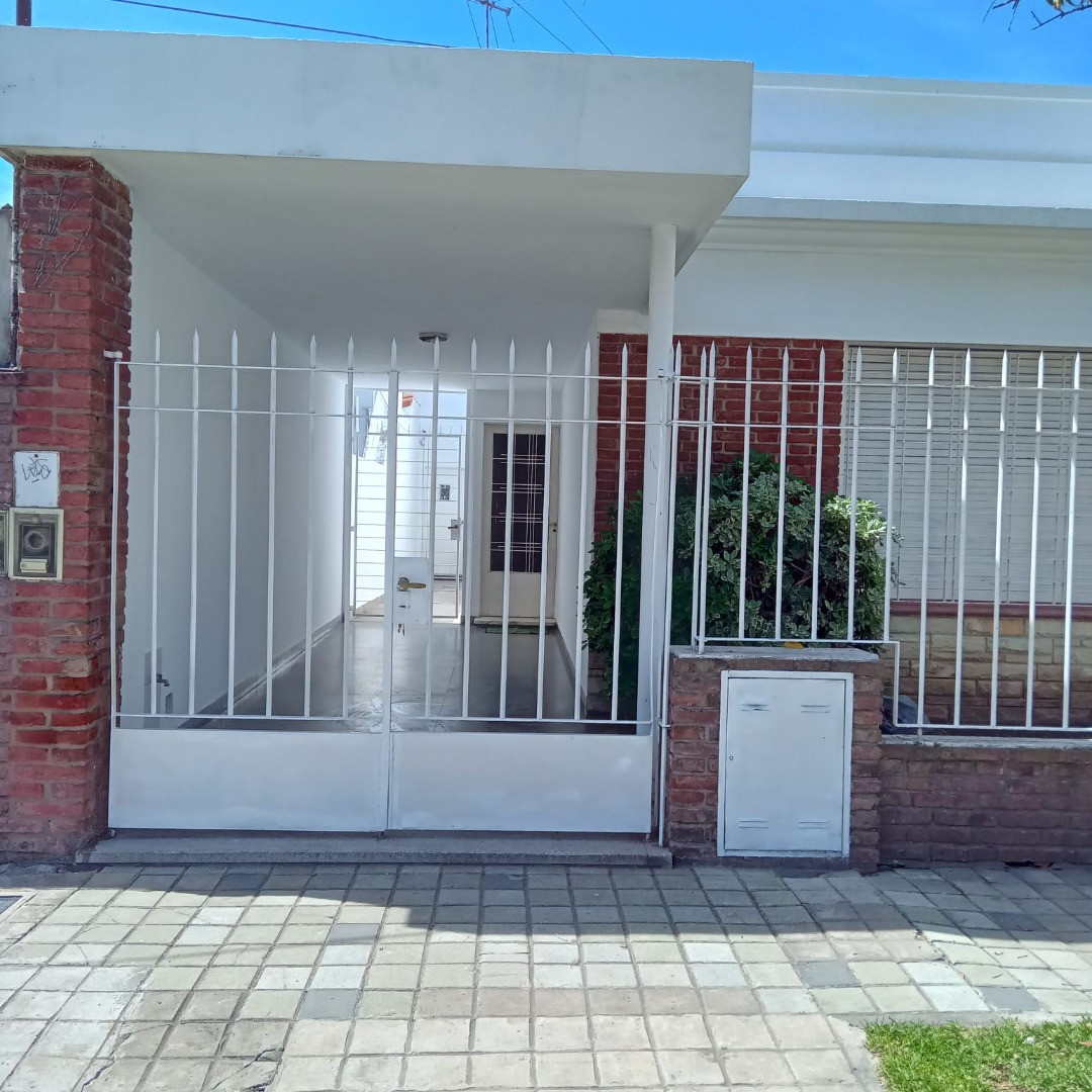 Departamento de 2 ambientes en PH al fondo en San Isidro