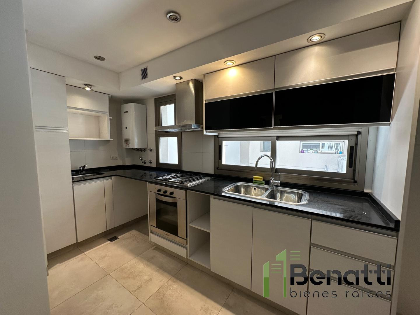 Three-room apartment with parking and balcony in Ramos Mejía