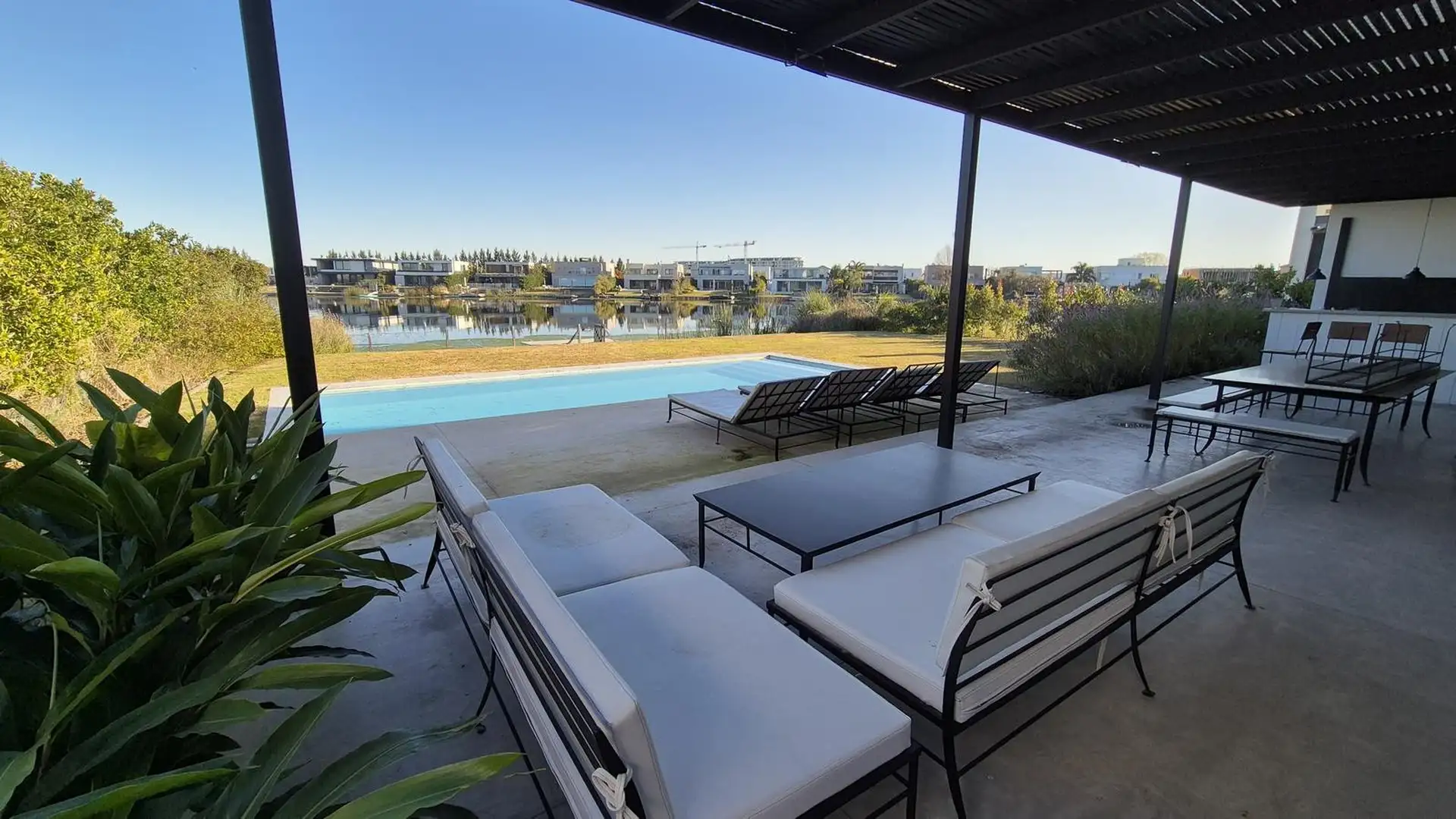Five-bedroom house near the lagoon in Tigre