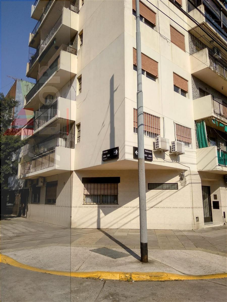 Monoambiente al frente con balcón en Villa del Parque