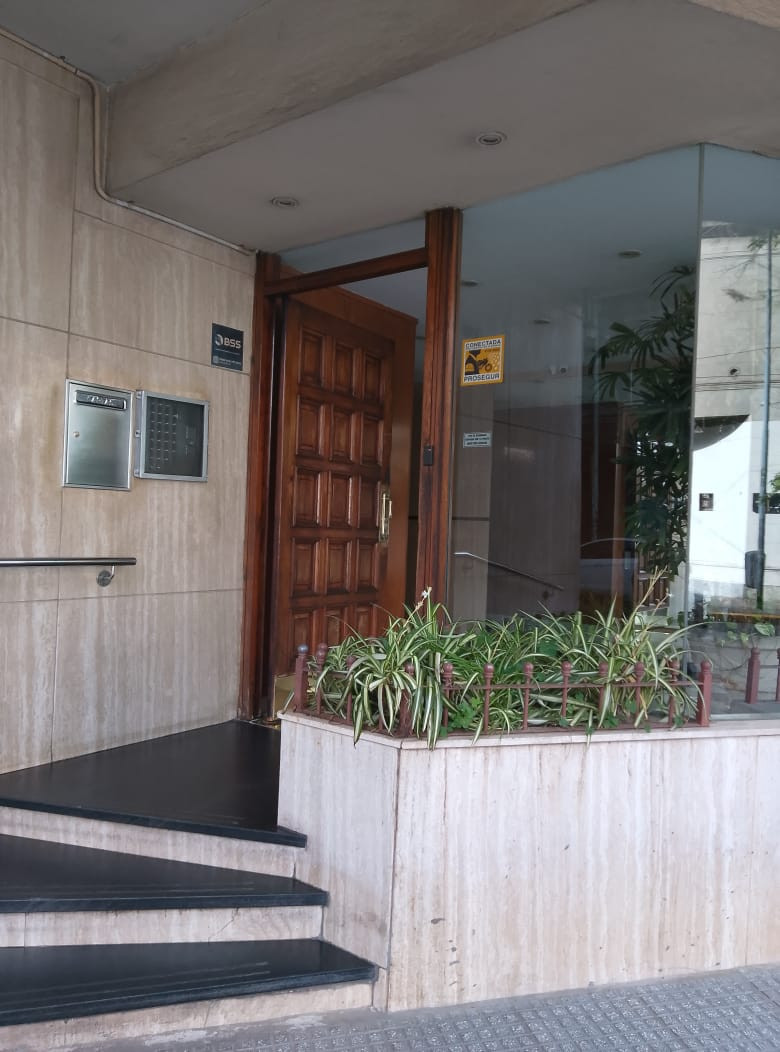 Apartamento de dois ambientes com varanda francesa em Flores