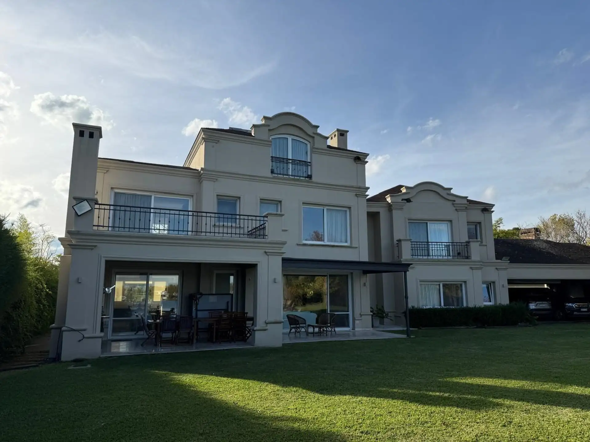 Furnished five-bedroom house in Tigre, Rincon de Milberg