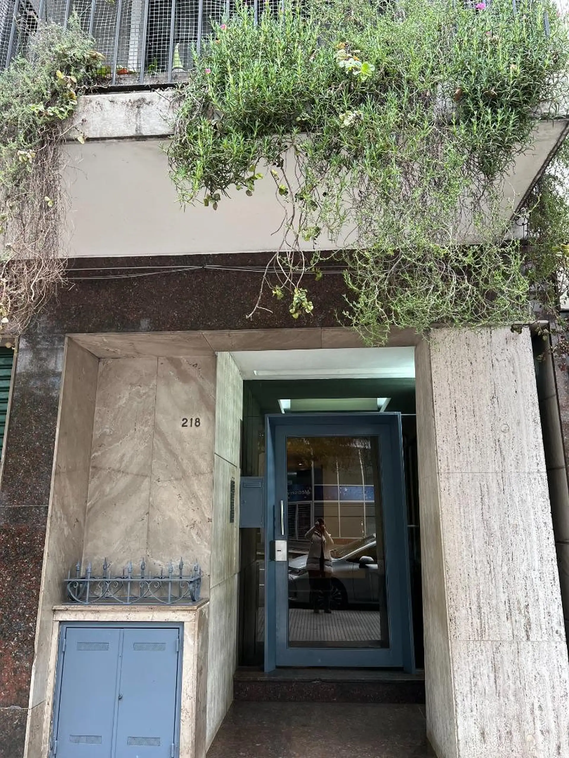 Apartamento de 3 ambientes de fundos com varanda em Barracas