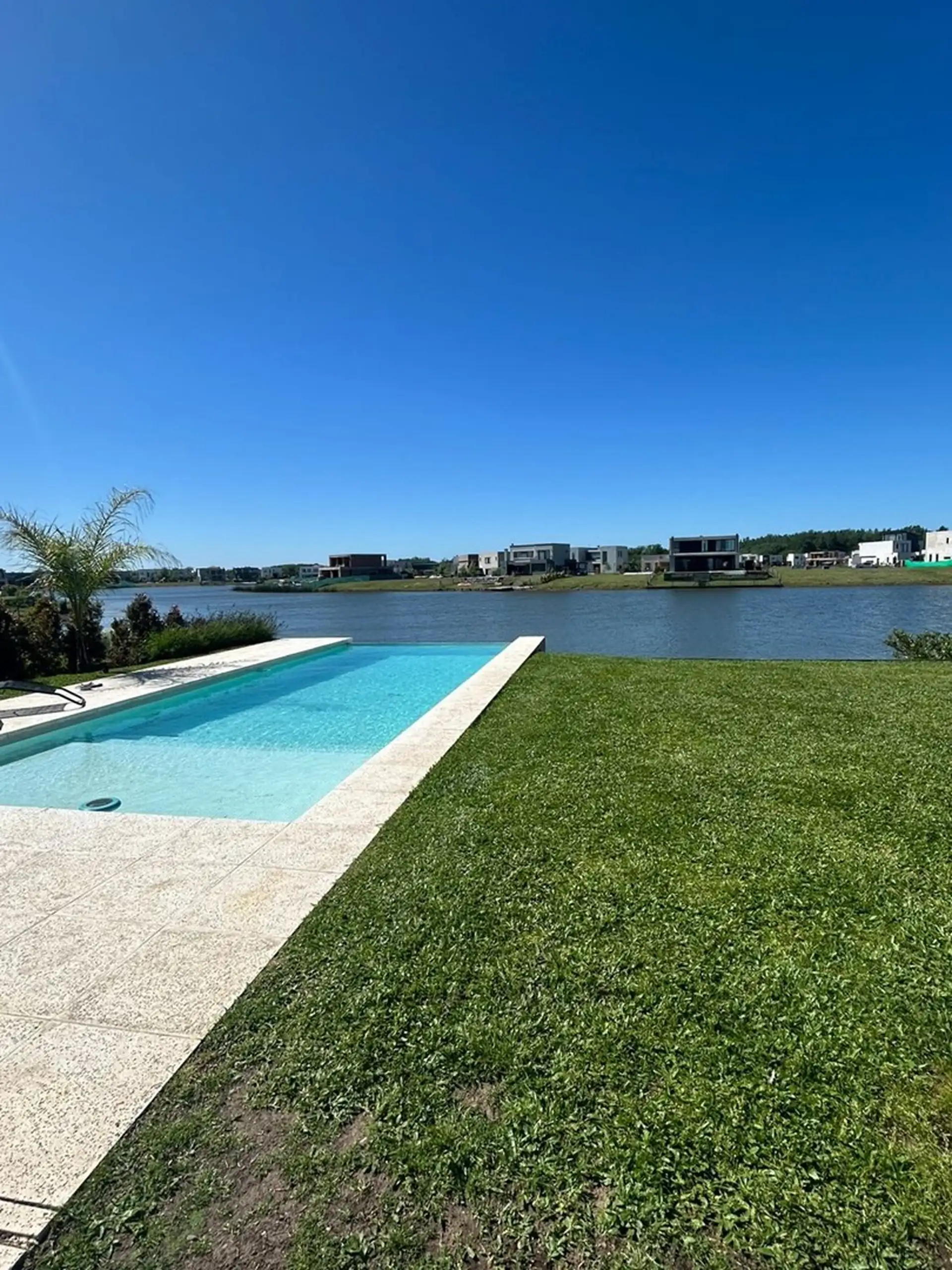 Four-bedroom house with private dock and pool in Tigre