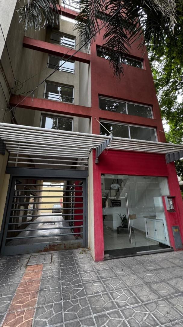 Departamento de 3 ambientes al frente en Merlo Centro