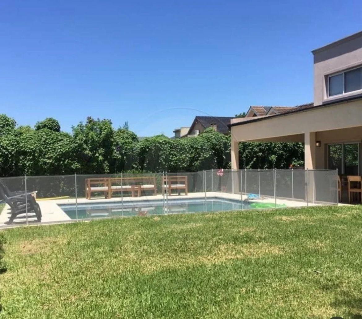 Furnished four-bedroom house in Belén de Escobar, Escobar