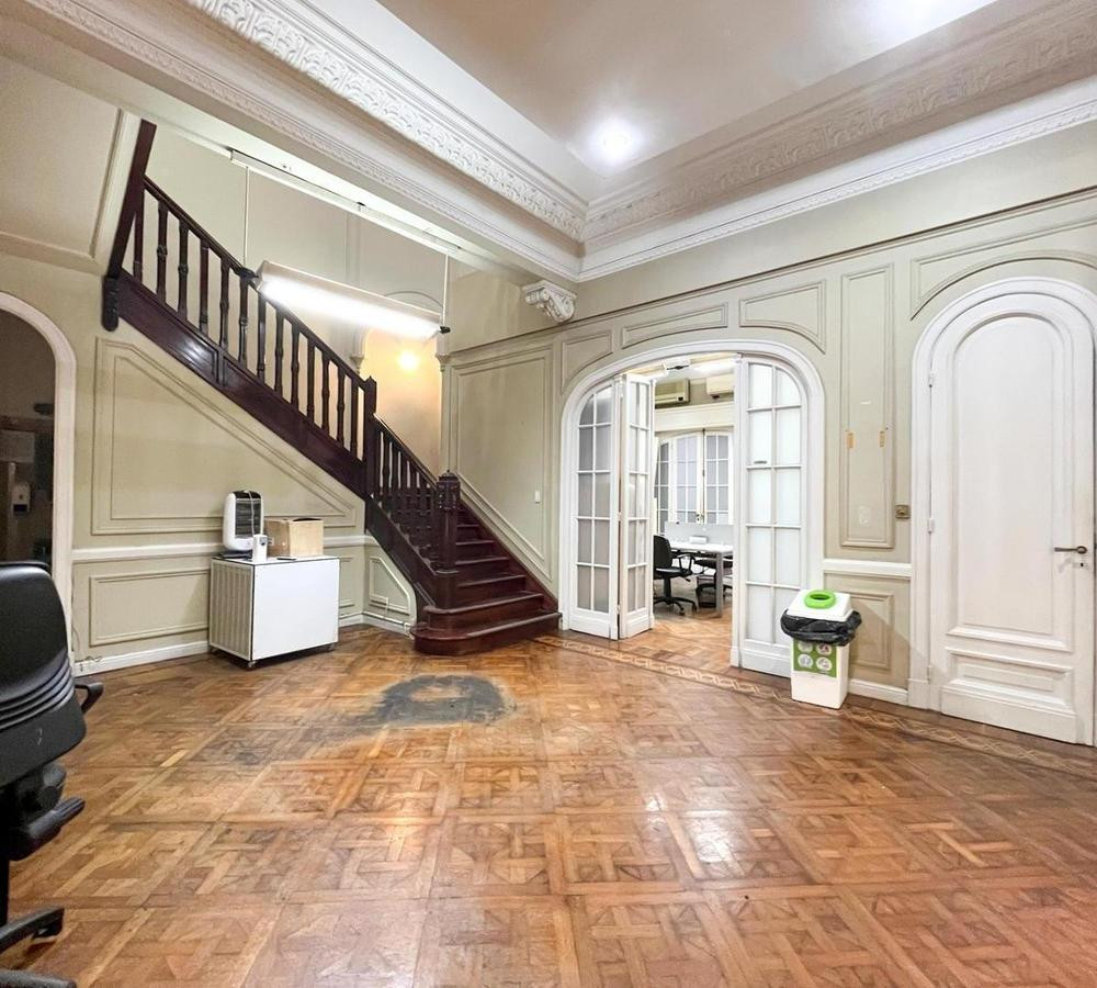 Дом в Almagro с 11 спальнями в 3-этажном здании