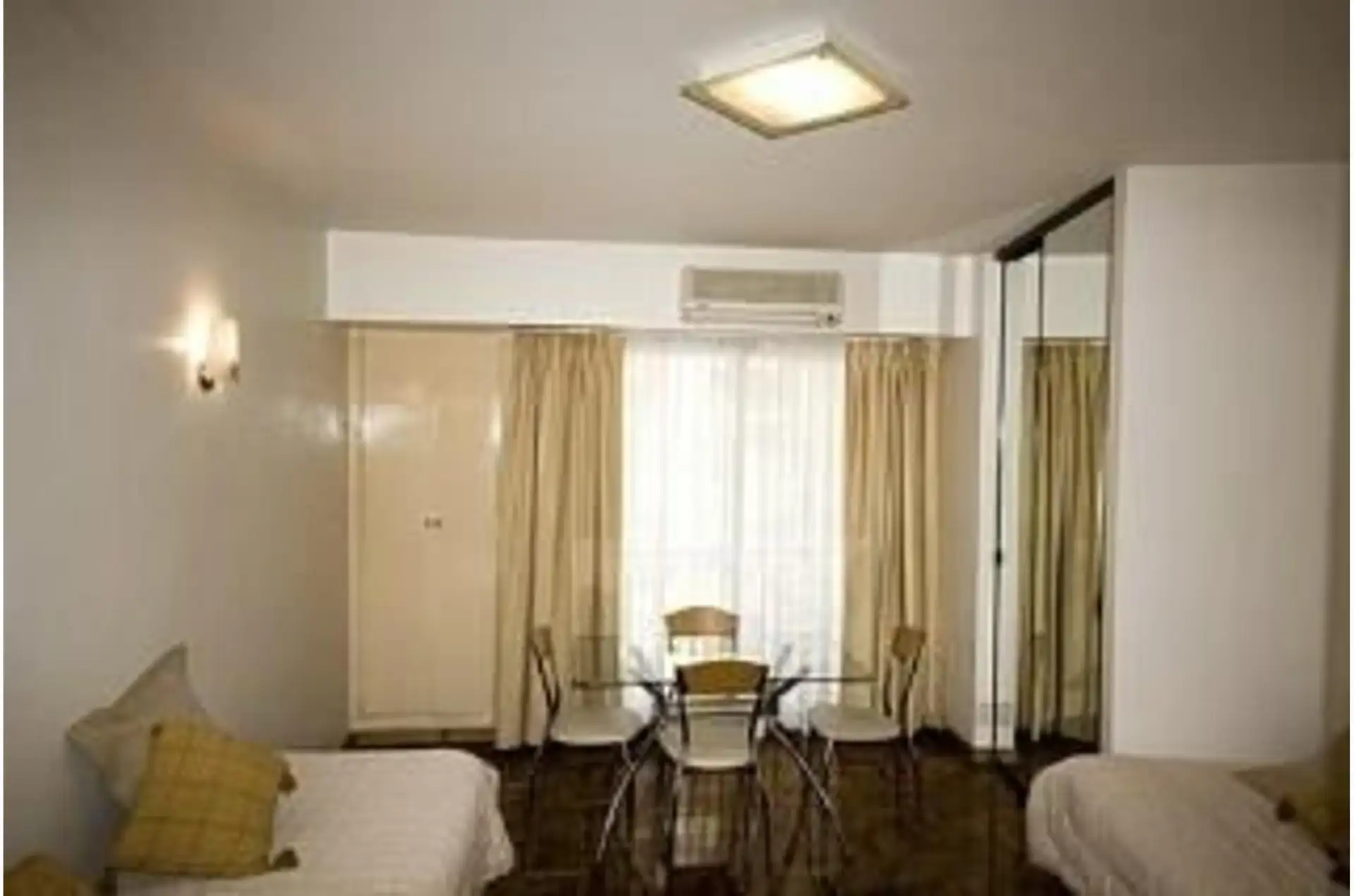Apartamento mobiliado de 1 dormitório com varanda em Palermo