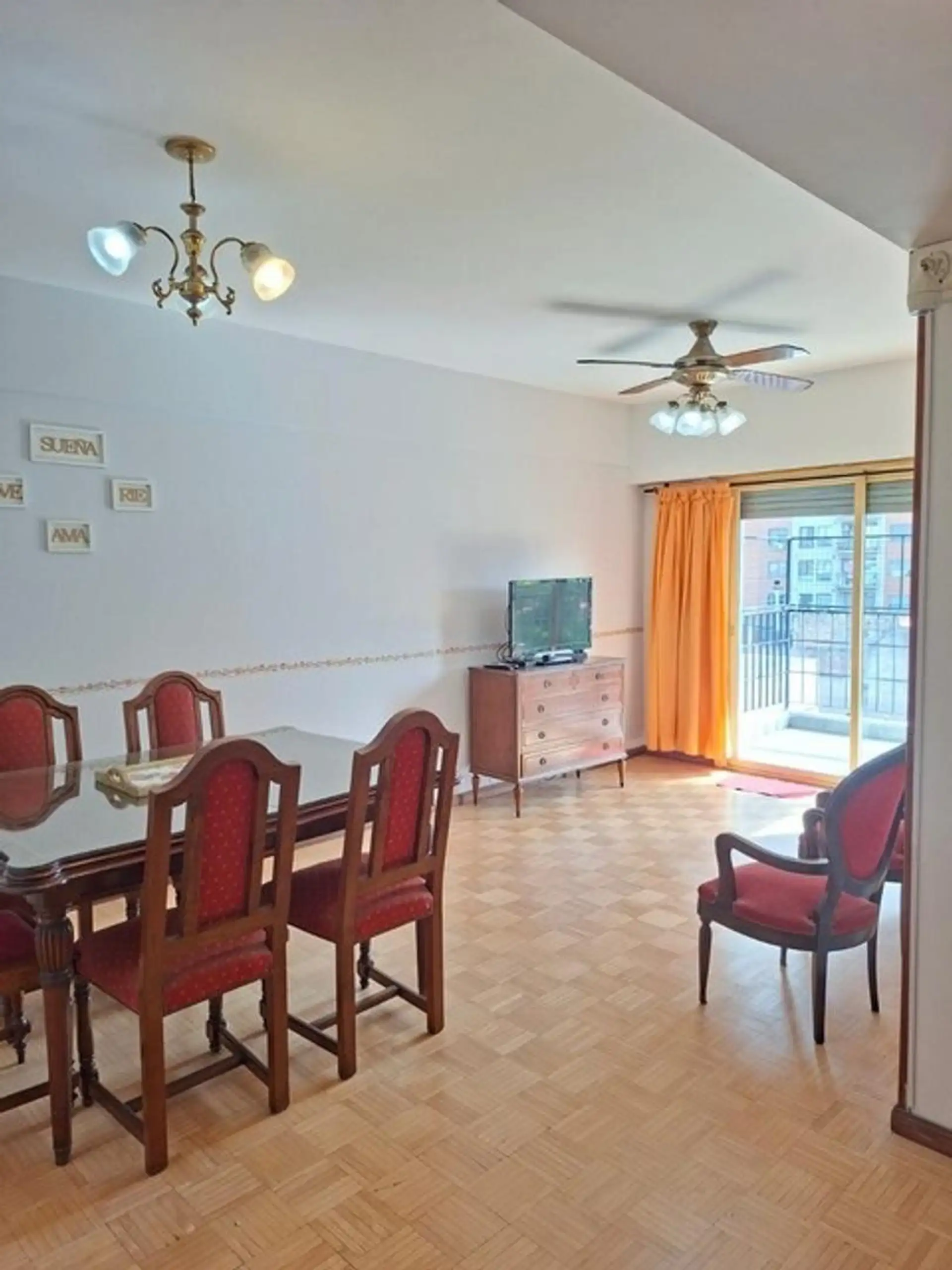 Furnished two-bedroom half-floor apartment in Almagro