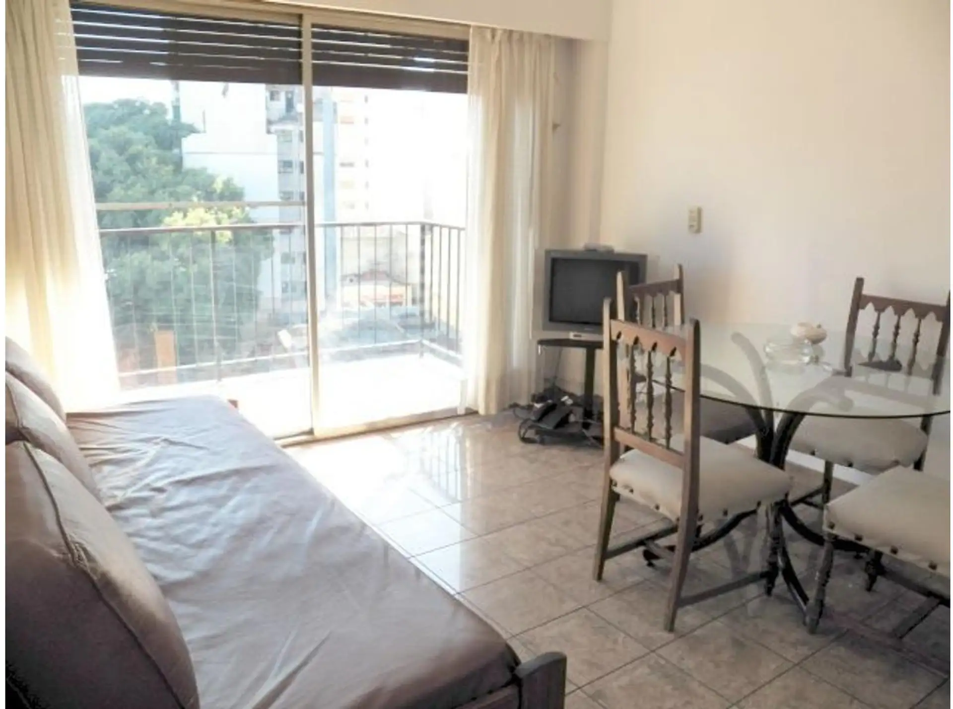Departamento de 2 dormitorios con balcón corrido en Colegiales