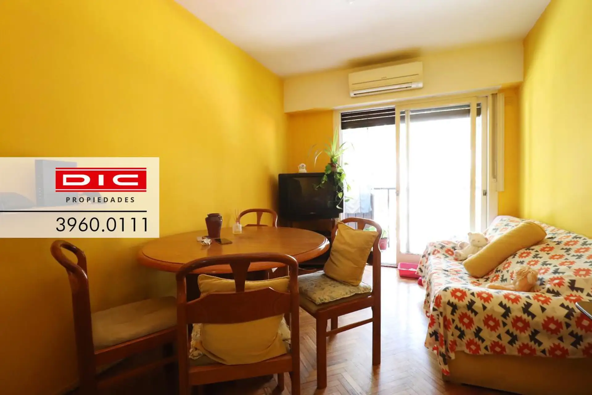 Apartamento de três ambientes de frente com varanda em Palermo