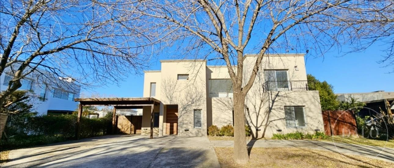 Semi-furnished four-bedroom house in Tigre