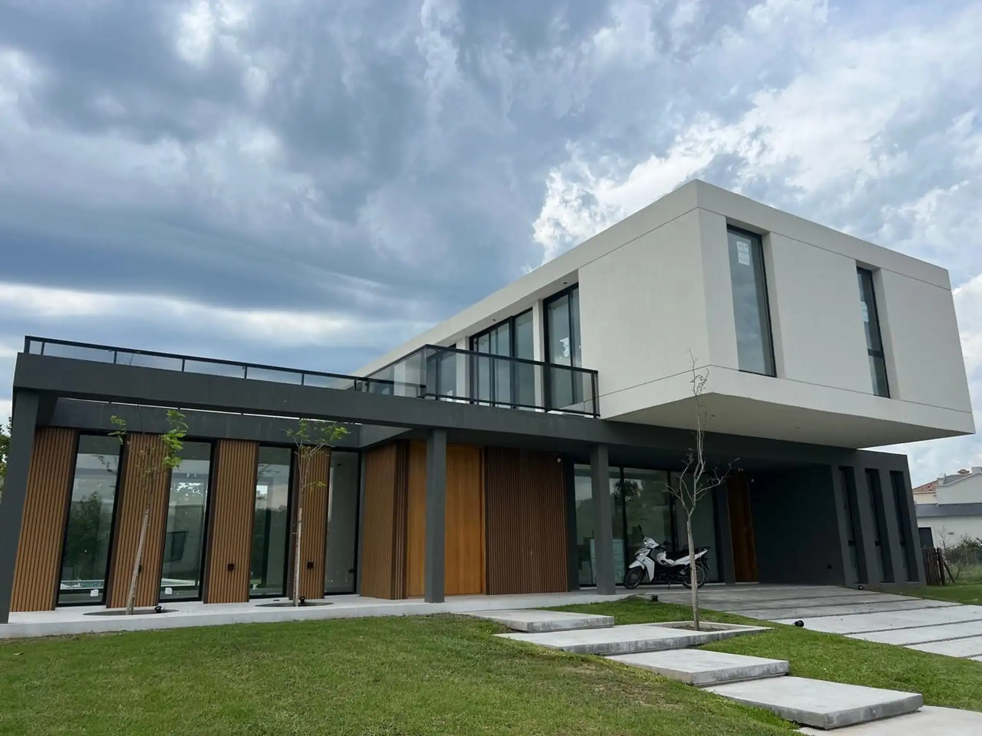 Modern house with smart home automation in Pilar