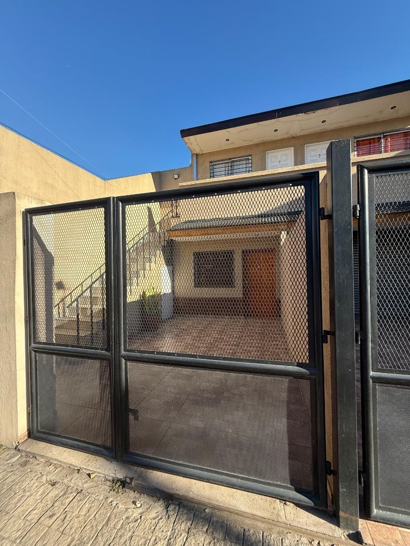 PH de 1 dormitorio al frente en Merlo