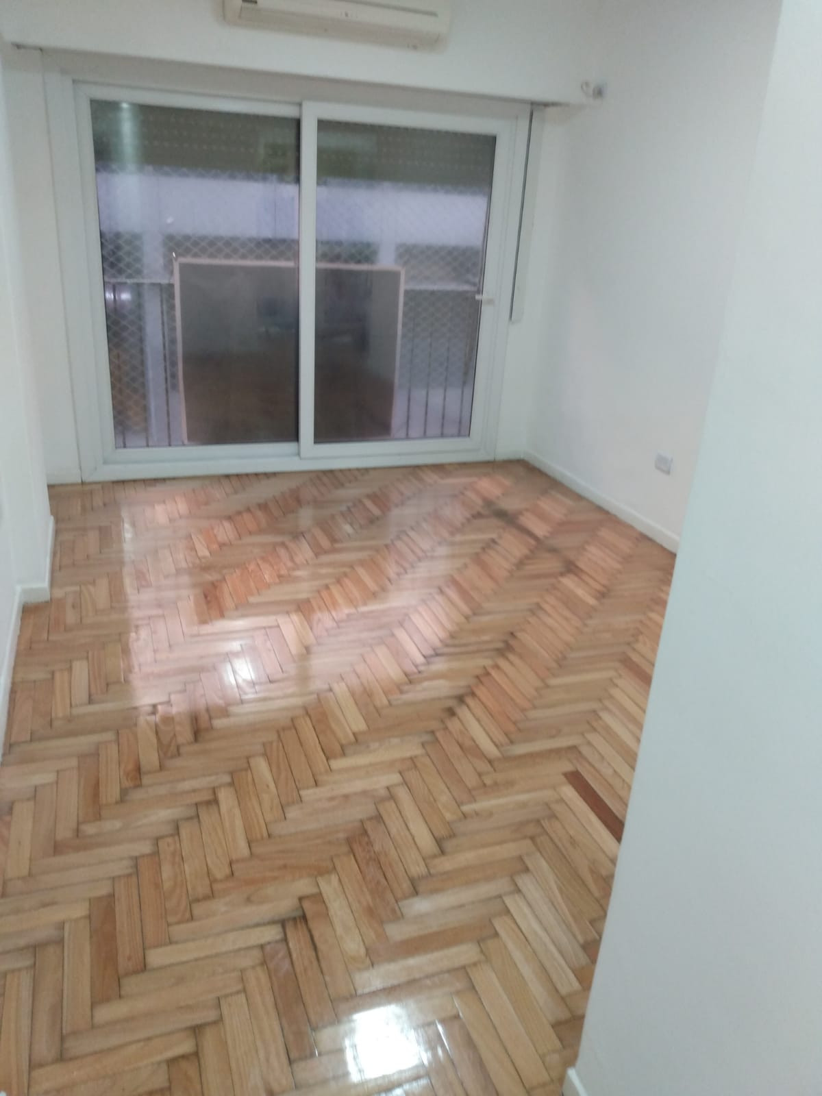 Departamento de 3 ambientes con patio en Retiro
